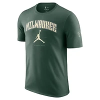 T-shirt unisexe Jordan Brand Hunter Green Milwaukee Bucks Essential Cities