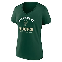 T-shirt à col en V pour femme avec logo athlétique vert chasseur des Milwaukee Bucks.