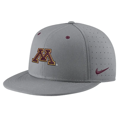 Casquette ajustée Nike Grey Minnesota Golden Gophers USA Side Patch True AeroBill Performance pour hommes