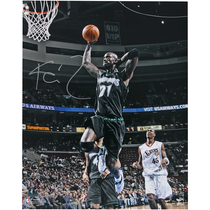 Photographie autographiée de 16" x 20" de Kevin Garnett, Minnesota Timberwolves, en train de faire un dunk à la main derrière la tête