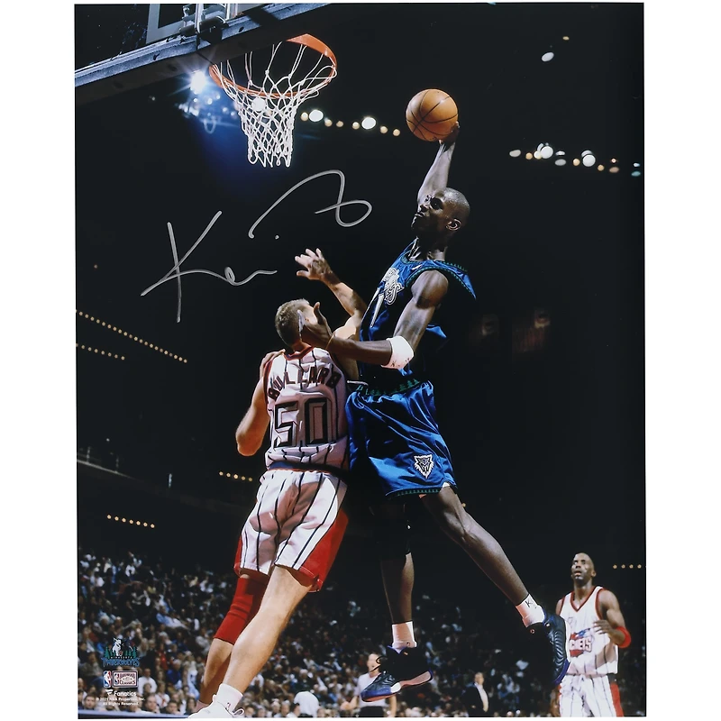 Photo dédicacée de Kevin Garnett (Minnesota Timberwolves) en plein dunk à une main (40 x 50 cm).