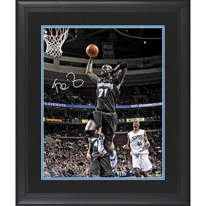 Photographie encadrée autographiée de 16" x 20" de Kevin Garnett des Minnesota Timberwolves en train de faire un dunk avec la main derrière la tête