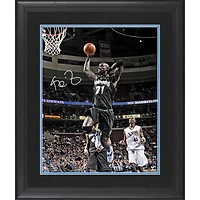 Photographie encadrée autographiée de 16" x 20" de Kevin Garnett des Minnesota Timberwolves en train de faire un dunk avec la main derrière la tête