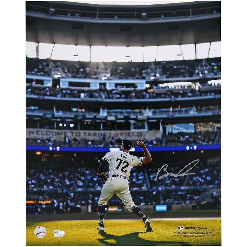 Photo autographiée de Brooks Lee (Minnesota Twins) lors de son premier match en MLB (40,6 x 50,8 cm)