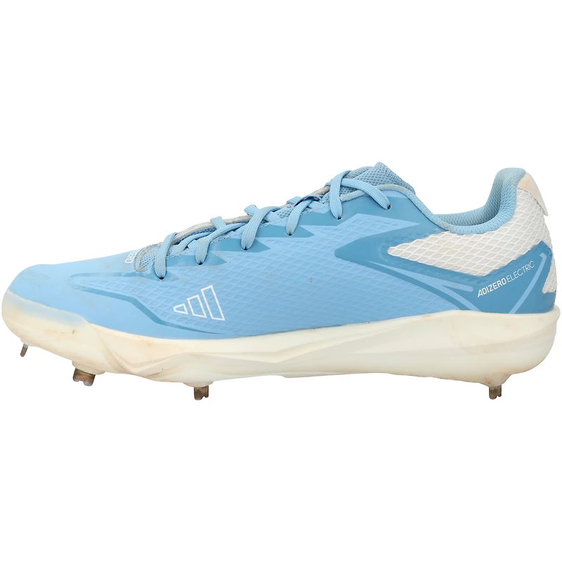 Crampons adidas bleus et blancs portés par Brooks Lee lors d'un match des Minnesota Twins de la saison 2024 de la MLB