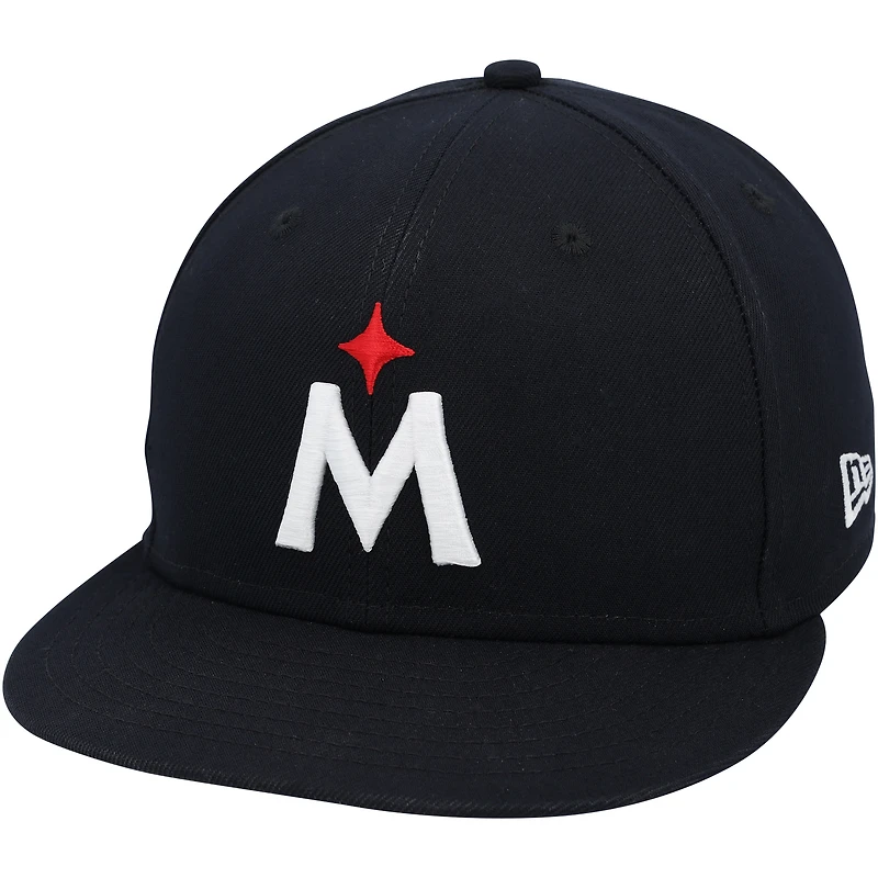 Casquette New Era alternative bleu marine portée par Brooks Lee lors d'un match des Minnesota Twins de la saison 2024 de la MLB.