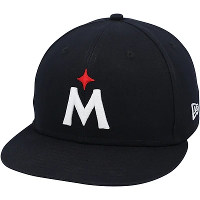 Casquette New Era alternative bleu marine portée par Brooks Lee lors d'un match des Minnesota Twins de la saison 2024 de la MLB.