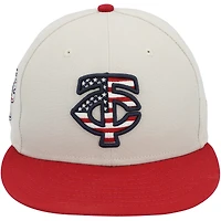 Casquette New Era beige portée par Brooks Lee lors d'un match des Minnesota Twins de la saison 2024 de la MLB