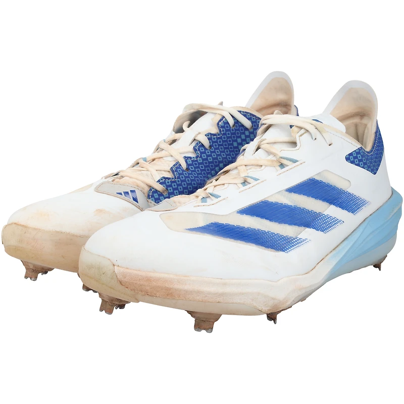 Crampons adidas blancs et bleus portés par Brooks Lee lors d'un match des Minnesota Twins de la saison 2024 de la MLB.