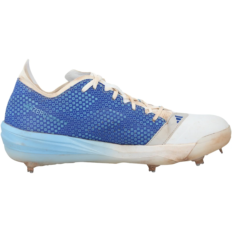 Crampons adidas blancs et bleus portés par Brooks Lee lors d'un match des Minnesota Twins de la saison 2024 de la MLB.