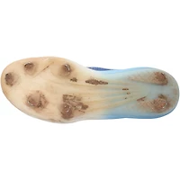 Crampons adidas blancs et bleus portés par Brooks Lee lors d'un match des Minnesota Twins de la saison 2024 de la MLB.