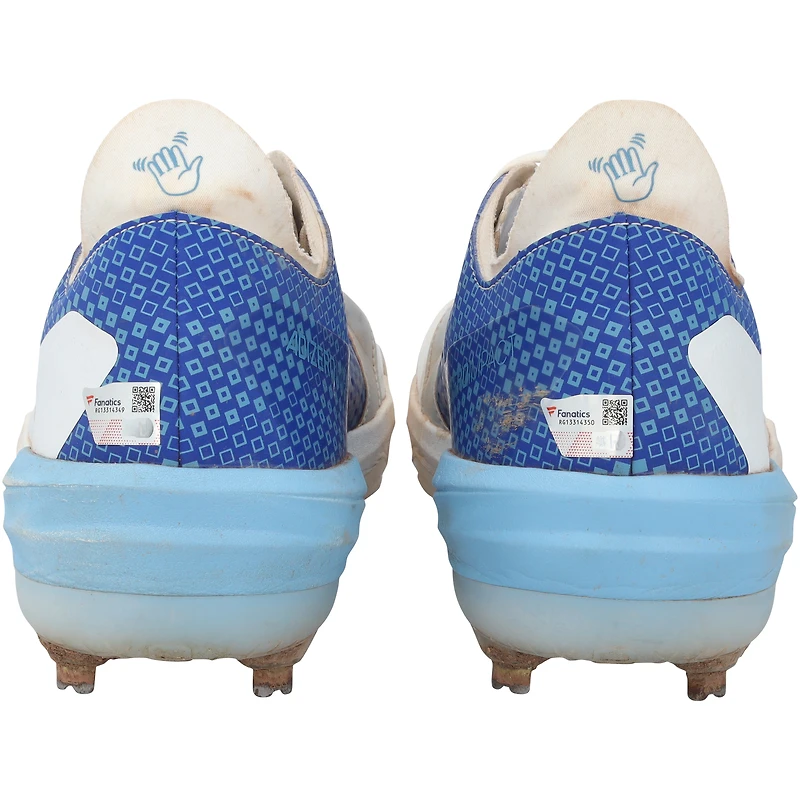 Crampons adidas blancs et bleus portés par Brooks Lee lors d'un match des Minnesota Twins de la saison 2024 de la MLB.