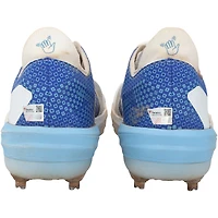 Crampons adidas blancs et bleus portés par Brooks Lee lors d'un match des Minnesota Twins de la saison 2024 de la MLB.