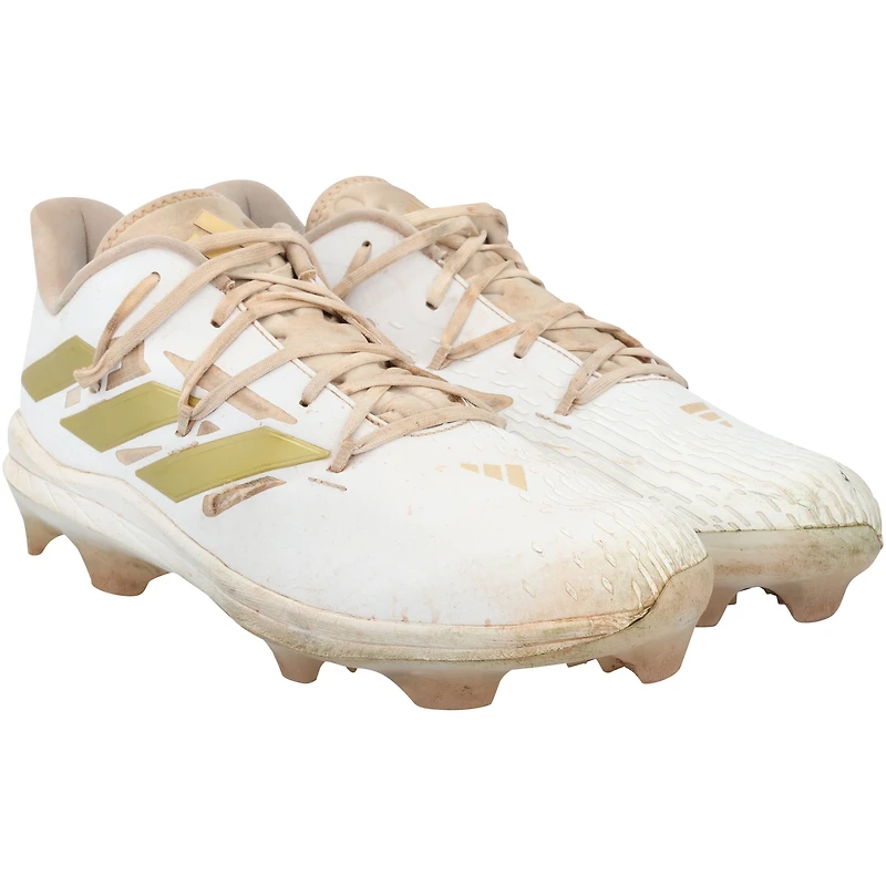 Crampons adidas blancs et or portés par Brooks Lee lors d'un match des Minnesota Twins de la saison 2024 de la MLB
