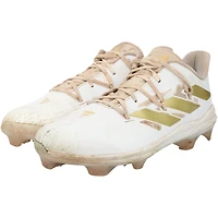 Crampons adidas blancs et or portés par Brooks Lee lors d'un match des Minnesota Twins de la saison 2024 de la MLB