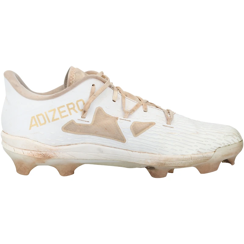 Crampons adidas blancs et or portés par Brooks Lee lors d'un match des Minnesota Twins de la saison 2024 de la MLB