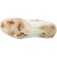 Crampons adidas blancs et or portés par Brooks Lee lors d'un match des Minnesota Twins de la saison 2024 de la MLB