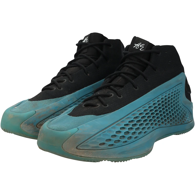 Chaussures adidas noires et turquoise portées par Brooks Lee, joueur des Minnesota Twins, lors de la saison 2024 de la MLB.