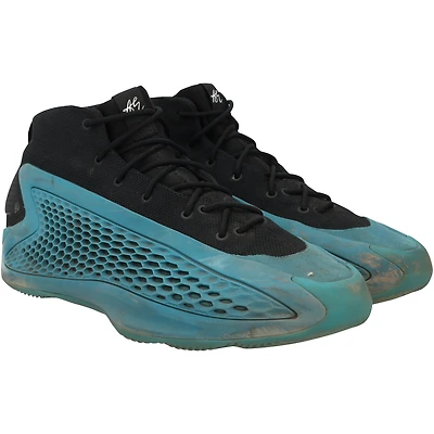 Chaussures adidas noires et turquoise portées par Brooks Lee, joueur des Minnesota Twins, lors de la saison 2024 de la MLB.