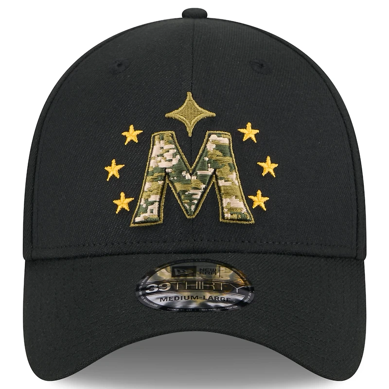 Casquette flexible 39THIRTY pour la Journée des forces armées 2024 New Era noire Twins du Minnesota hommes