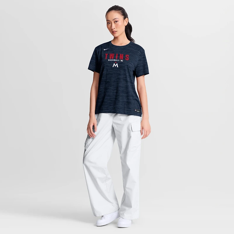 T-shirt Nike Dri-FIT Velocity de la collection Authentic des Minnesota Twins, bleu marine, pour femme, logo alternatif.