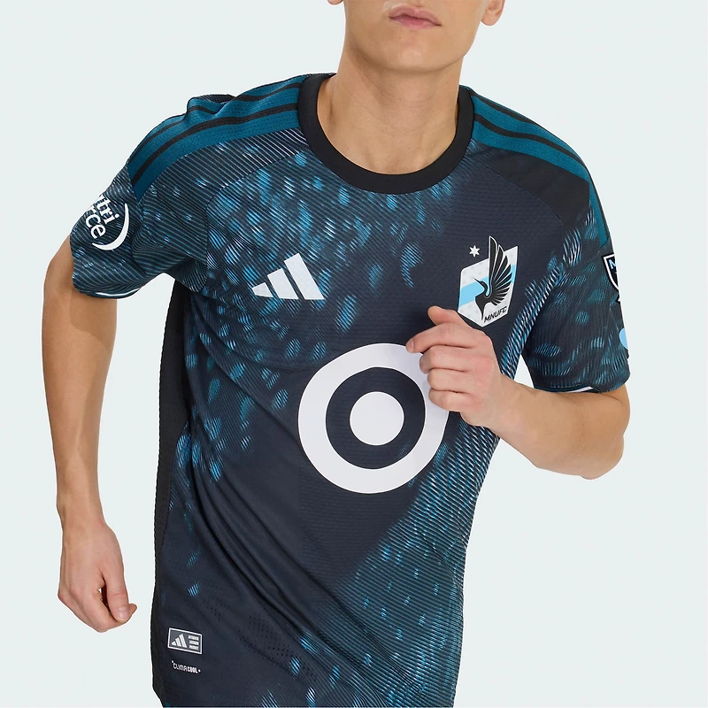 Maillot authentique adidas Minnesota United FC 2026 The Decade Kit pour homme, noir, avec écusson officiel.