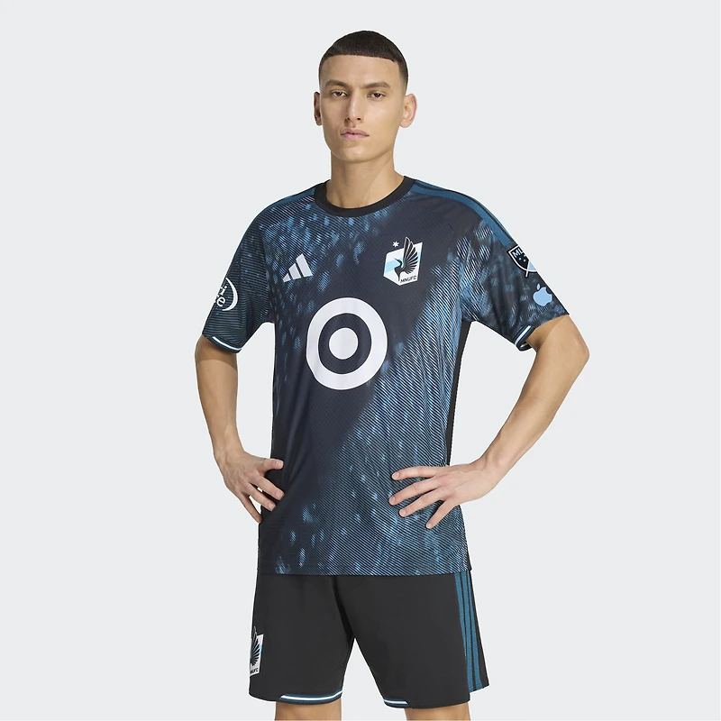 Maillot authentique adidas Minnesota United FC 2026 The Decade Kit pour homme, noir, avec écusson officiel.
