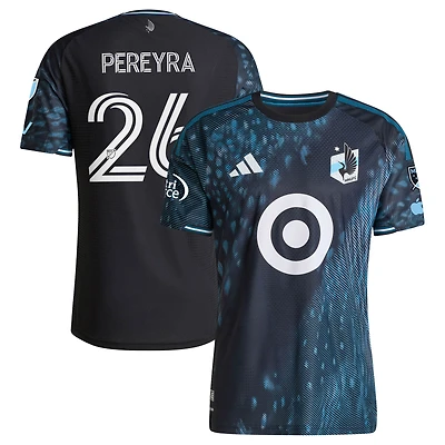 Maillot authentique adidas Joaquín Pereyra noir Minnesota United FC 2026 The Decade Kit pour homme, avec écusson porté sur le terrain.