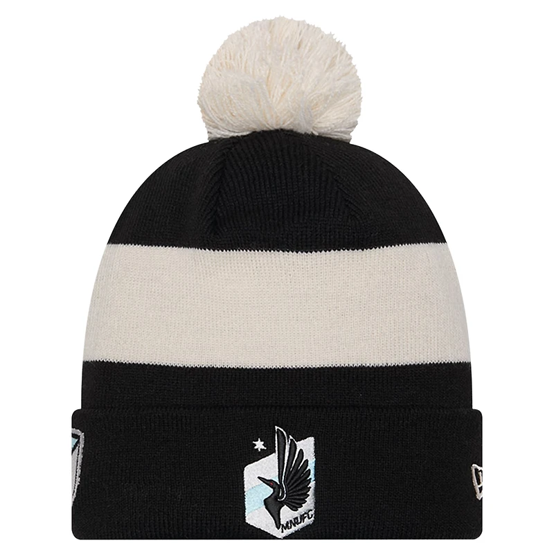 Bonnet en tricot à revers New Era noir Minnesota United FC 2024 Kick Off Collection pour homme avec pompon