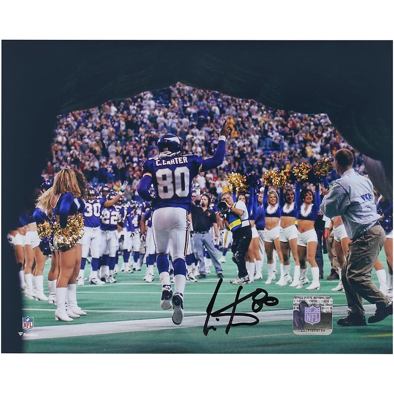 Photo dédicacée de Cris Carter (Minnesota Vikings), format 20 x 25 cm, le montrant sortant du tunnel avant son dernier match à domicile.