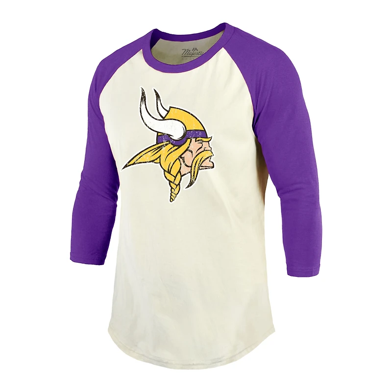 T-shirt à manches raglan 3/4 pour homme avec nom et numéro de joueur retraité des Vikings du Minnesota la marque Majestic Threads Randy Moss crème/violet