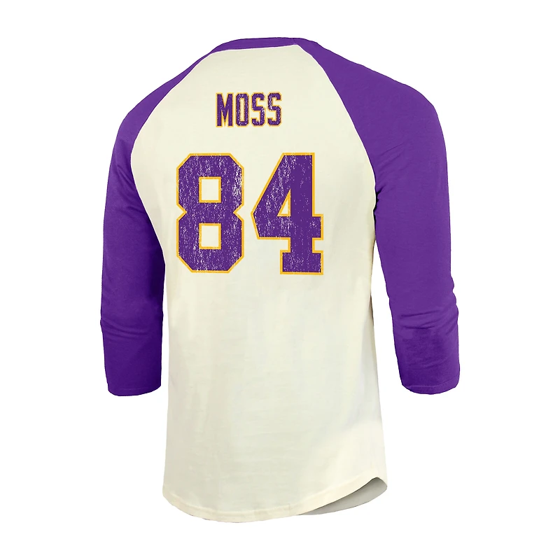 T-shirt à manches raglan 3/4 pour homme avec nom et numéro de joueur retraité des Vikings du Minnesota la marque Majestic Threads Randy Moss crème/violet