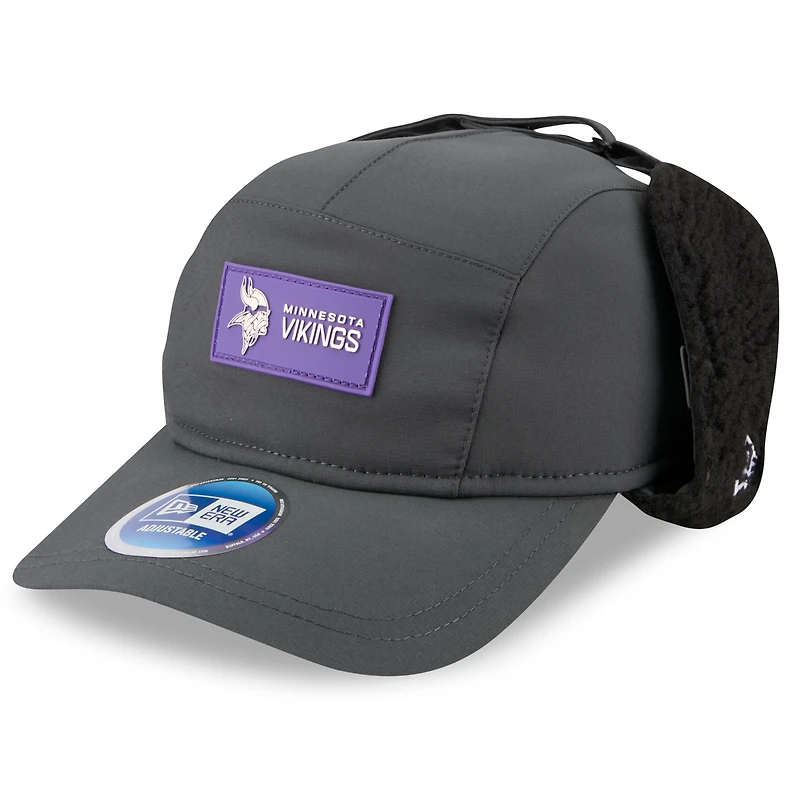 Casquette ajustable à oreilles de chien pour homme New Era anthracite Minnesota Vikings 2025 Sideline Runner