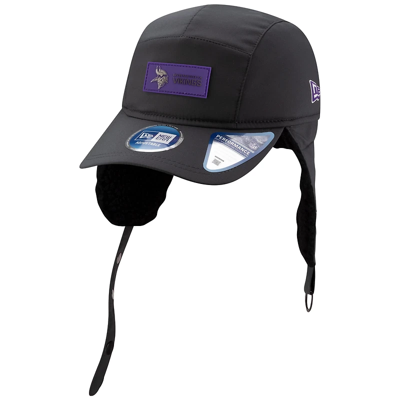 Casquette ajustable à oreilles de chien pour homme New Era anthracite Minnesota Vikings 2025 Sideline Runner