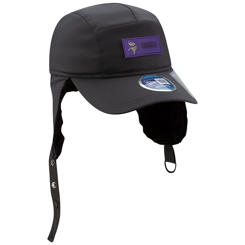 Casquette ajustable à oreilles de chien pour homme New Era anthracite Minnesota Vikings 2025 Sideline Runner