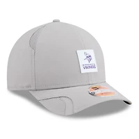 Casquette ajustable 9FORTY Sideline 2025 grise des Vikings du Minnesota de New Era pour homme