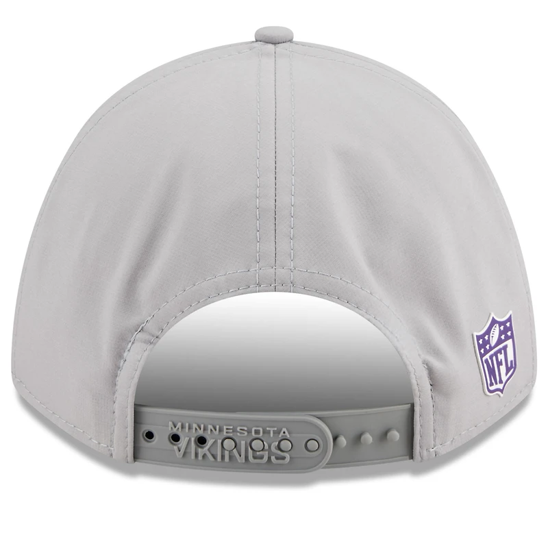 Casquette ajustable 9FORTY Sideline 2025 grise des Vikings du Minnesota de New Era pour homme