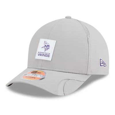 Casquette ajustable 9FORTY Sideline 2025 grise des Vikings du Minnesota de New Era pour homme