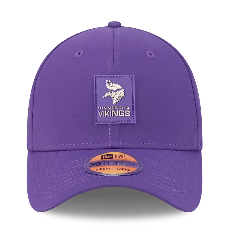 Casquette 39THIRTY Flex violette New Era Minnesota Vikings 2025 Sideline pour homme