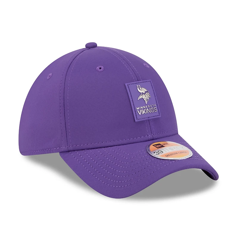 Casquette 39THIRTY Flex violette New Era Minnesota Vikings 2025 Sideline pour homme