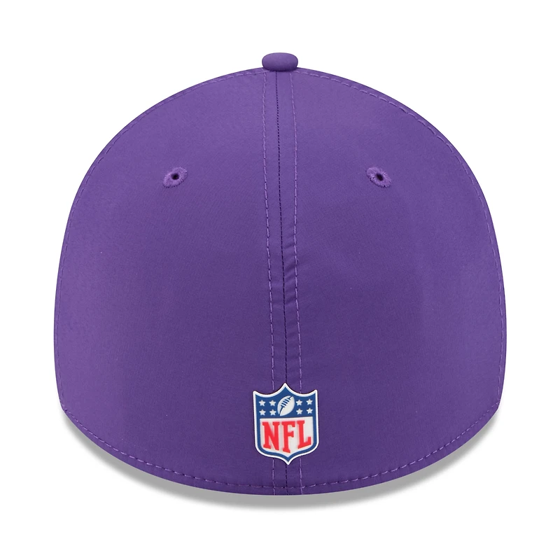 Casquette 39THIRTY Flex violette New Era Minnesota Vikings 2025 Sideline pour homme