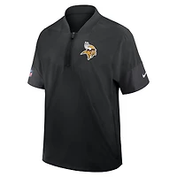 Veste d'entraîneur Nike Dri-FIT à manches courtes et fermeture éclair quart de tour, modèle Sideline, pour homme, noire, Minnesota Vikings.