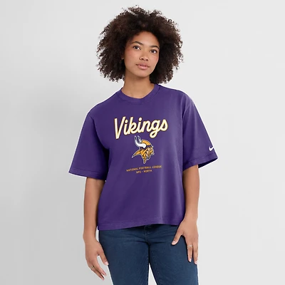T-shirt Nike violet pour femme, coupe décontractée, motif Essential Script des Minnesota Vikings