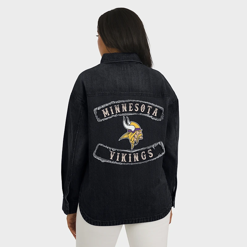 Veste-chemise surdimensionnée en denim noir délavé à boutons-pression pour femme WEAR by Erin Andrews des Vikings du Minnesota
