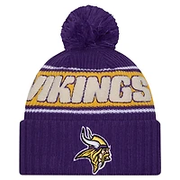 Bonnet en tricot à revers avec pompon pour jeunes Minnesota Vikings 2024 Sideline Sport New Era violet