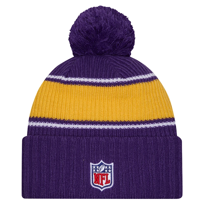 Bonnet en tricot à revers avec pompon pour jeunes Minnesota Vikings 2024 Sideline Sport New Era violet
