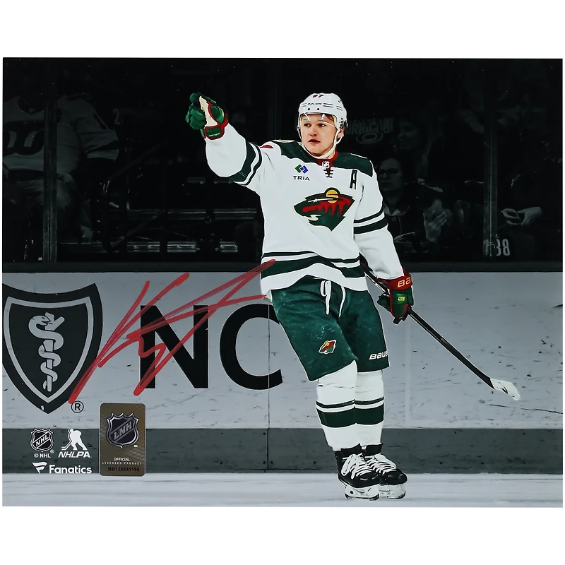 Maillot blanc autographié de 8" x 10" de Kirill Kaprizov, Minnesota Wild, célébrant la photo de la vedette
