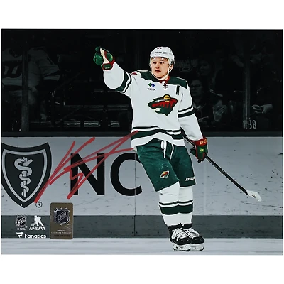 Maillot blanc autographié de 8" x 10" de Kirill Kaprizov, Minnesota Wild, célébrant la photo de la vedette
