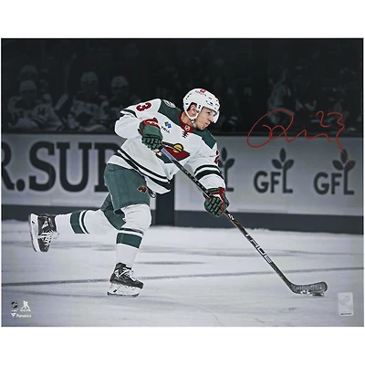 Photo de Marco Rossi, Minnesota Wild, autographiée, maillot blanc, format 40 x 50 cm (16 x 20 pouces), prise lors d'un shooting photo.