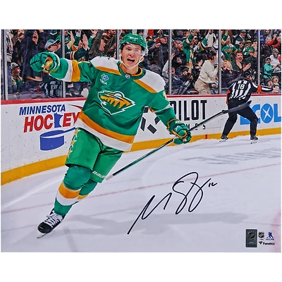 Photo de célébration du maillot vert alternatif autographié de Matthew Boldy (Minnesota Wild), format 16 x 20 pouces
